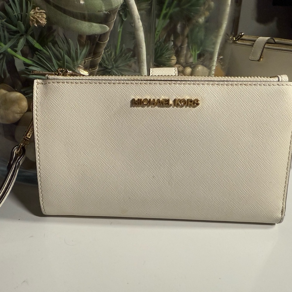 New with out tags Michael Kors Cream Clutch Sleek Minimalist Design